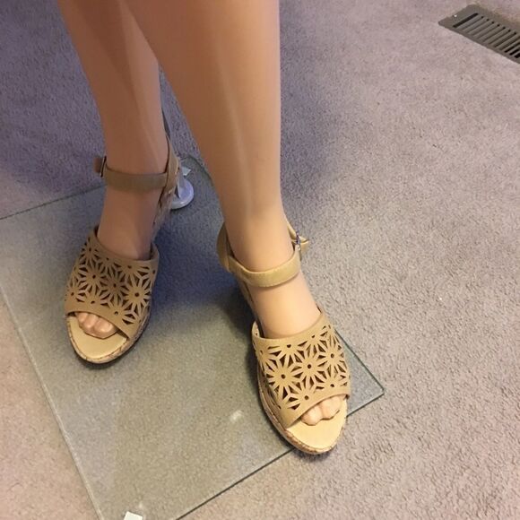 Via Veneto Size 8 Beige Wedges - Picture 8 of 15